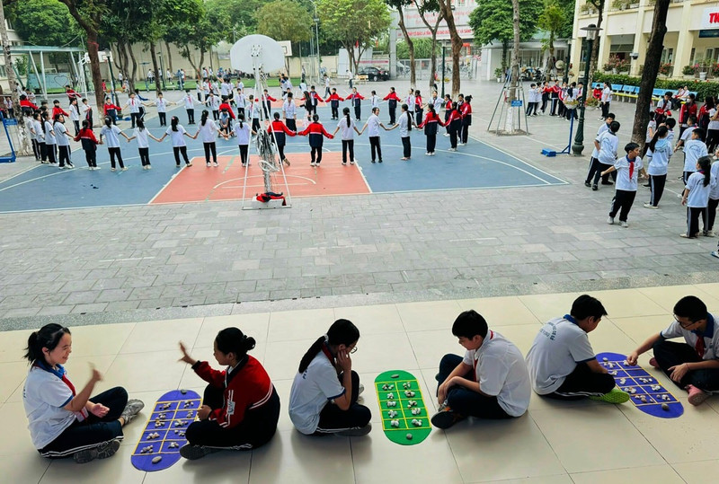 Pupils at Dich Vong Secondary School in Ha Noi enjoy traditional folk games during their break. (Photo: Dich Vong Secondary School)