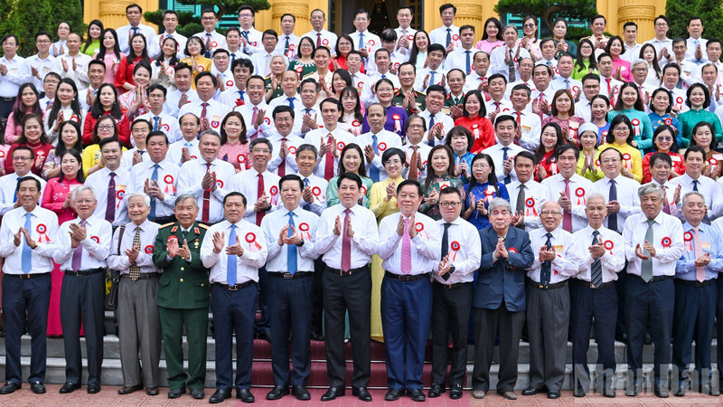State President Luong Cuong meets with outstanding journalists in Ha Noi 