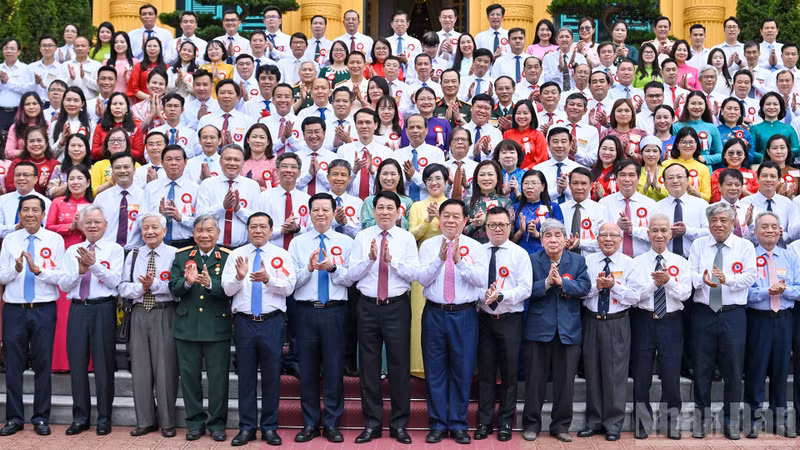 State President Luong Cuong meets with outstanding journalists in Ha Noi 