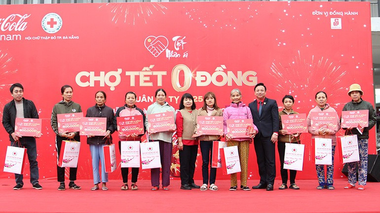 Tet gifts presented to poor households in Da Nang City 