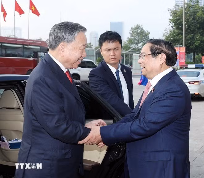 Prime Minister Pham Minh Chinh welcoming Party General Secretary To Lam to the first Government Party Congress (Photo: VNA)