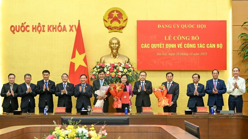 NA Chairman Tran Thanh Man presents appointment decisions to the officials at the event (Photo: NDO)