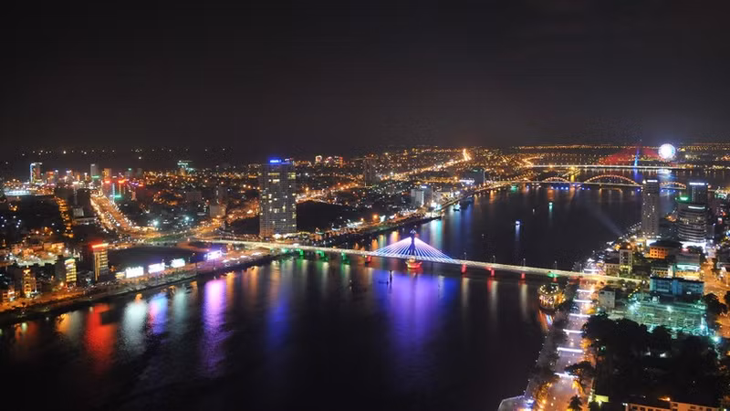 The incorporation of advanced technology to manage emissions in urban lighting plays a pivotal role in shaping green cities for the future. (Photo: DANG KHOA) 