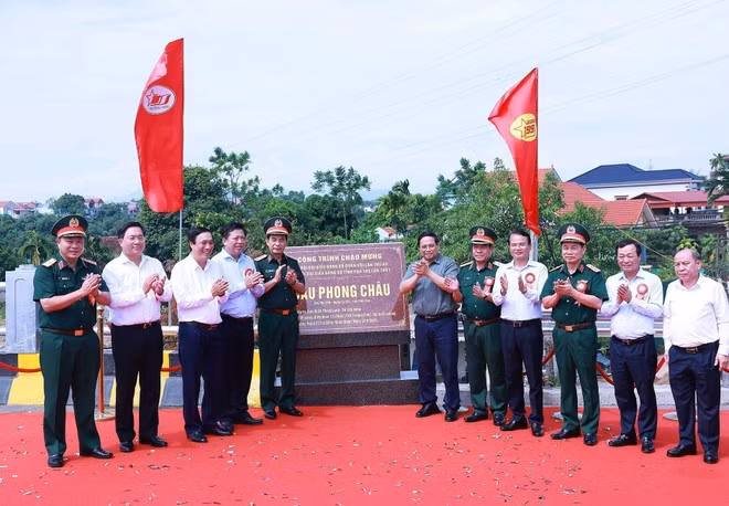 Prime Minister Pham Minh Chinh and delegates unveil the plaque designating the bridge as a work to welcome the 12th Congress of the Viet Nam People's Army Party Organisation and the first Congress of the Phu Tho provincial Party Organisation. (Photo: VNA)