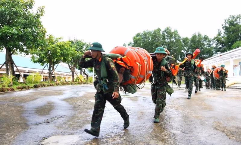 Military and police forces were requested to arrange personnel and equipment to support localities’ typhoon response efforts, particularly evacuation and rescue operations if necessary. (Photo: VNA)