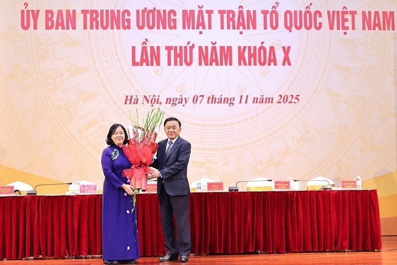 Politburo member and standing member of the Party Central Committee’s Secretariat Tran Cam Tu (R) congratulates Bui Thi Minh Hoai on being elected to the new post. (Photo: VNA)