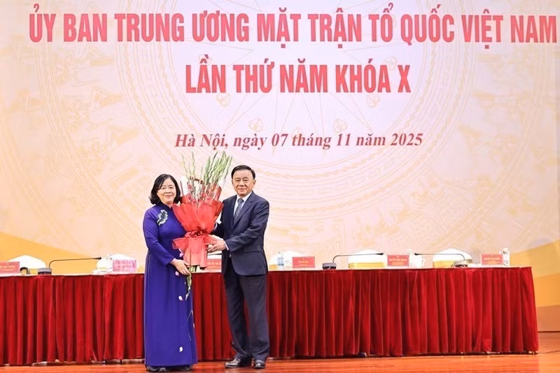 Politburo member and standing member of the Party Central Committee’s Secretariat Tran Cam Tu (R) congratulates Bui Thi Minh Hoai on being elected to the new post. (Photo: VNA)