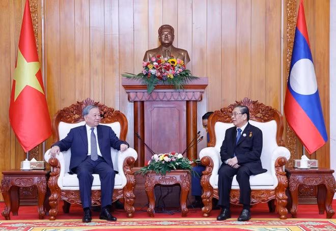 General Secretary of the Communist Party of Viet Nam (CPV) To Lam (left) meets with former General Secretary of the Lao People's Revolutionary Party (LPRP) and former President of Laos Choummaly Sayasone. (Photo: VNA)