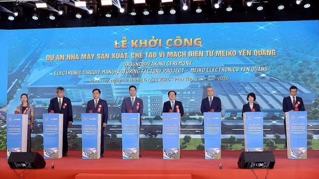 Delegates press the buttons to launch the Meiko Yen Quang semiconductor manufacturing plant project. (Photo: VNA)