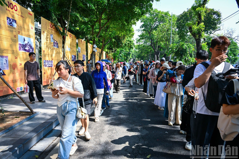 Thousands queue for ‘Homeland in Our Hearts’ concert tickets