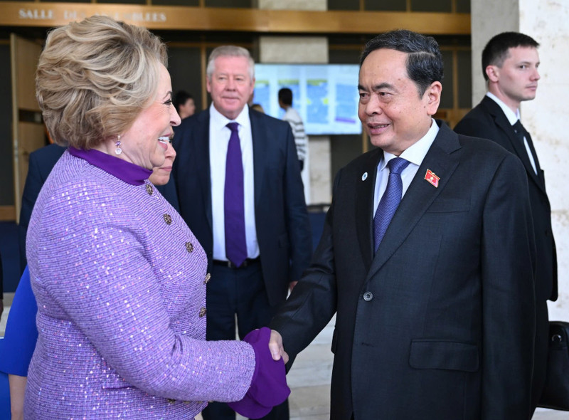 NA Chairman Tran Thanh Man (R) meets with Valentina Matviyenko, Chairwoman of the Federation Council of Russia. (Photo: quochoi.vn)