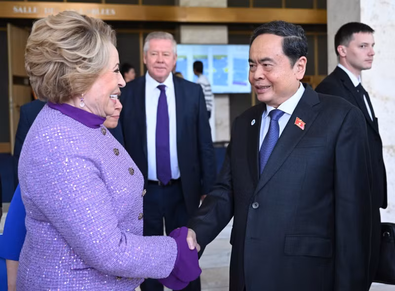 NA Chairman Tran Thanh Man (R) meets with Valentina Matviyenko, Chairwoman of the Federation Council of Russia. (Photo: quochoi.vn)