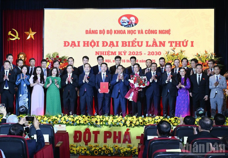 Prime Minister Pham Minh Chinh and delegates at the first congress of the Ministry of Science and Technology’s Party organisation for the 2025–2030 term. (Photo: NDO/Tran Hai)