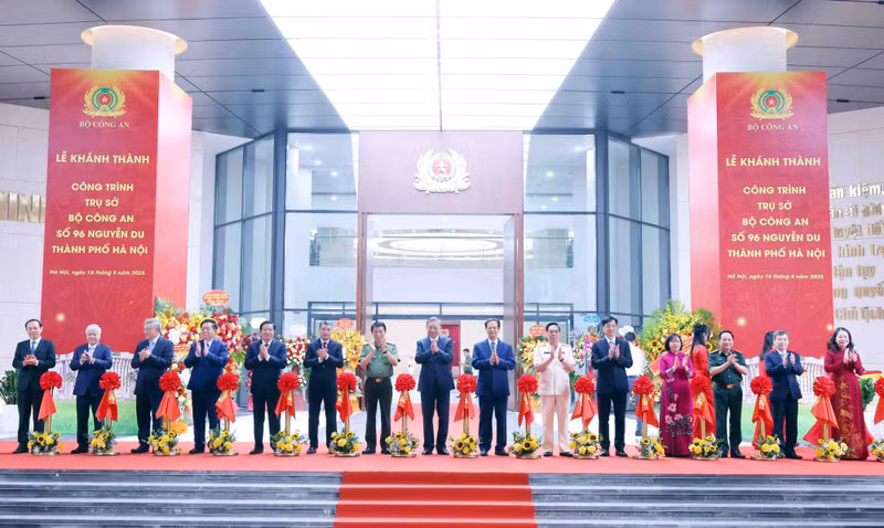 Party General Secretary To Lam, Minister of Public Security Luong Tam Quang and other Party and State leaders and former leaders cut the ribbon to inaugurate the Ministry of Public Security's Headquarters. (Photo: VNA)