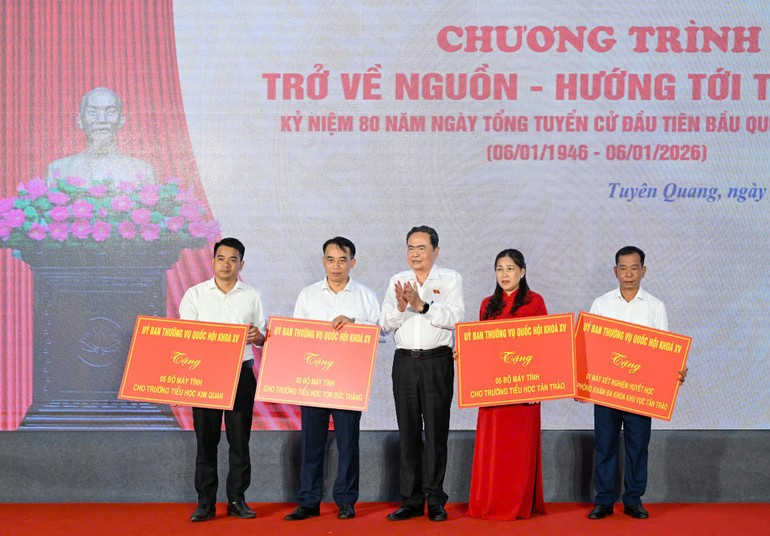 National Assembly Chairman Tran Thanh Man (R) presents gifts to schools and general clinic in Tan Trao (Phojtoo: NDO/DUY LINH)
