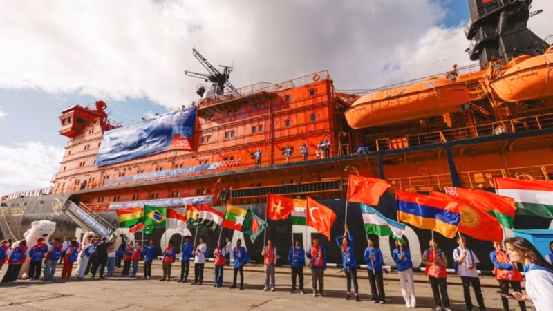 Vietnamese national flag flies on international Arctic expedition “Icebreaker of Knowledge”