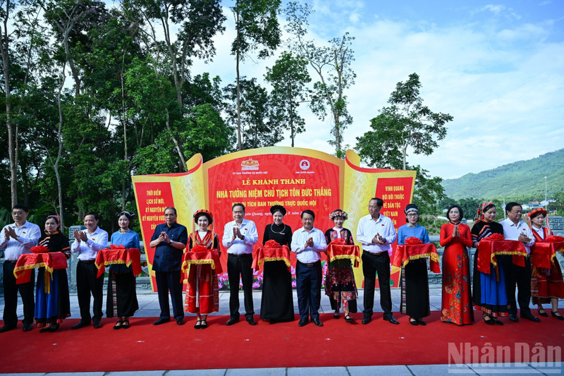 National Assembly Chairman Tran Thanh Man and delegates at a ceremony to inaugurate a memorial house dedicated to late President Ton Duc Thang (Photo: NDO)