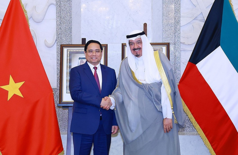 Vietnamese Prime Minister Pham Minh Chinh (L) and Kuwaiti Prime Minister Sheikh Ahmad Al-Abdullah Al-Sabah at their talks at Bayan Palace in Kuwait on November 17, 2025 (local time). (Photo: VNA)