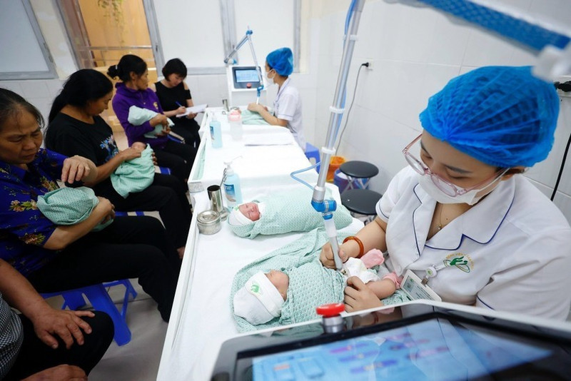 Caring for newborn babies at Ha Noi Obstetrics and Gynecology Hospital (Photo: VNA)