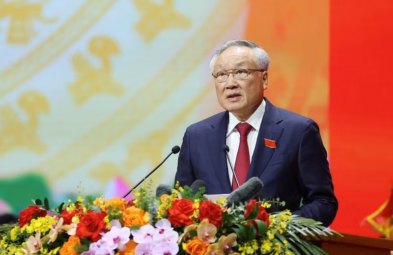 Politburo member, Permanent Vice Secretary of the Government’s Party Committee, and Standing Deputy Prime Minister Nguyen Hoa Binh presents the draft political report. (Photo: VNA)
