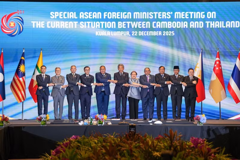 Participants pose for a group photo at the ASEAN foreign ministers’ special meeting on the current situation between Cambodia and Thailand, held in Kuala Lumpur, Malaysia, on December 22. (Photo: Vietnamese Ministry of Foreign Affairs)