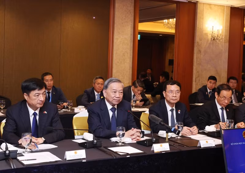 Party General Secretary To Lam (second from left) at the dialogue (Photo: VNA)