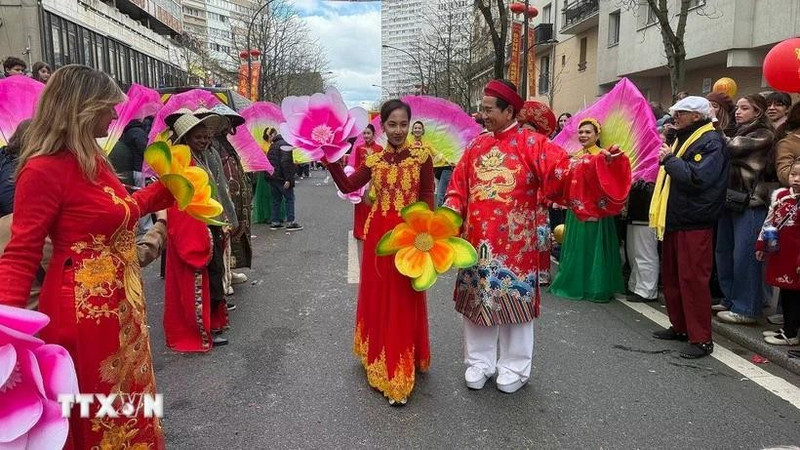 An “ao dai” (Vietnamese traditional long dress) show at the Lunar New Year parade in Paris. (Photo: VNA)