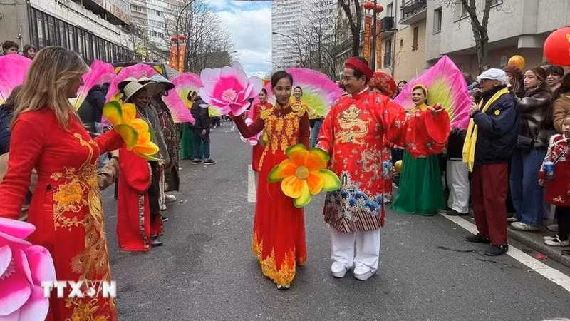 An “ao dai” (Vietnamese traditional long dress) show at the Lunar New Year parade in Paris. (Photo: VNA)