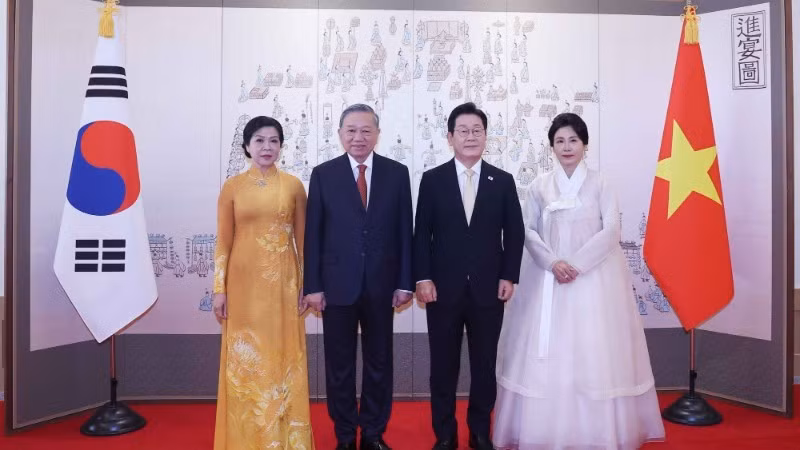 President Lee Jae Myung of the Republic of Korea and his spouse pose for a photo with Party General Secretary To Lam and his spouse. (Photo: VNA)