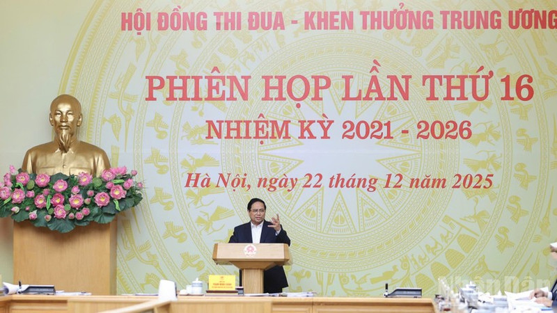 Prime Minister Pham Minh Chinh speaks at the Central Council for Emulation and Commendation's 16th meeting in Ha Noi on December 22. (Photo: NDO)