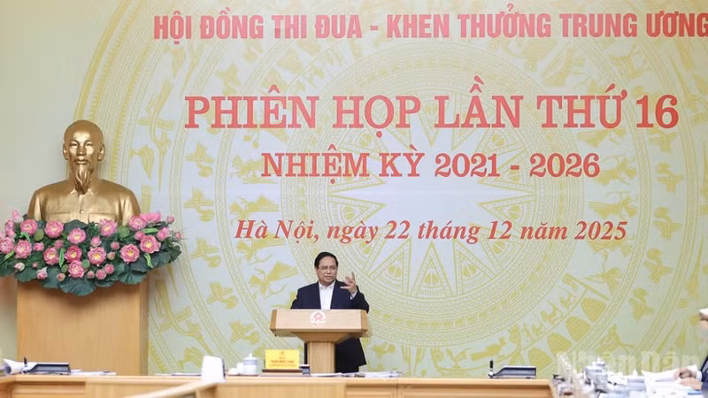 Prime Minister Pham Minh Chinh speaks at the Central Council for Emulation and Commendation's 16th meeting in Ha Noi on December 22. (Photo: NDO)
