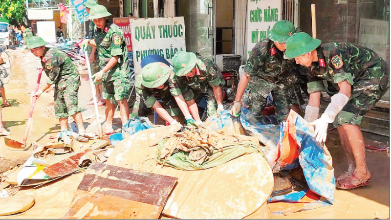 Lang Son Province's military forces participate in disaster recovery for people. (Photo: NGUYEN THU)