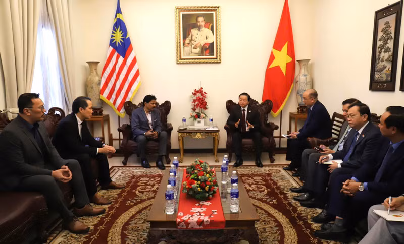 Vietnamese Deputy Prime Minister Tran Hong Ha (R) receives President of the Malaysia–Viet Nam Chamber of Commerce (MVCC) Richard Khor. (Photo: VGP)