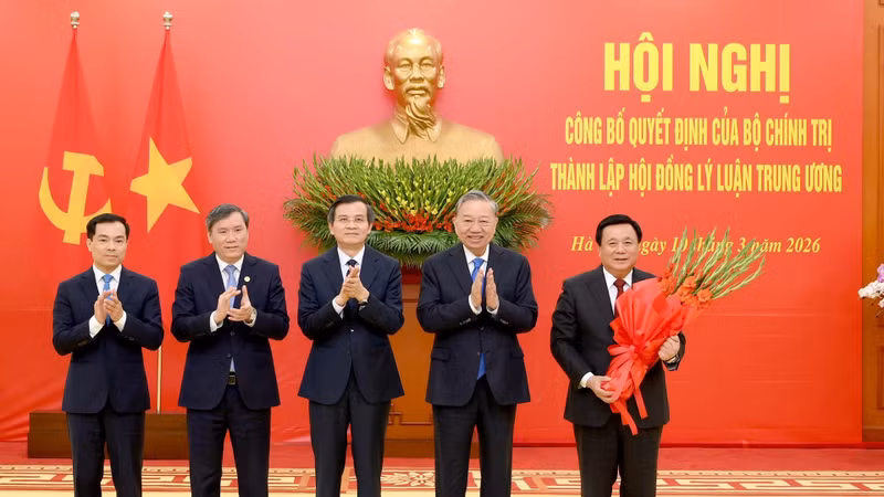 Party General Secretary To Lam presents the decision on establishing the Central Theoretical Council for the 2026–2031 term to the council’s leadership