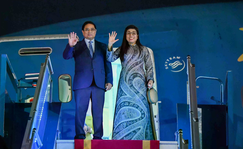 Prime Minister Pham Minh Chinh and his spouse Le Thi Bich Tran leave Ha Noi in the early morning of June 5 for attendance at the 3rd United Nations Ocean Conference (UNOC 3) and bilateral activities in France; and official visits to Estonia and Sweden. (Photo: VNA) 