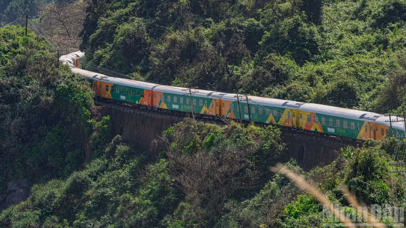 The moment the “Happy Train” passes through the scenic Hai Van Pass. (Photo: TUNG LAM)