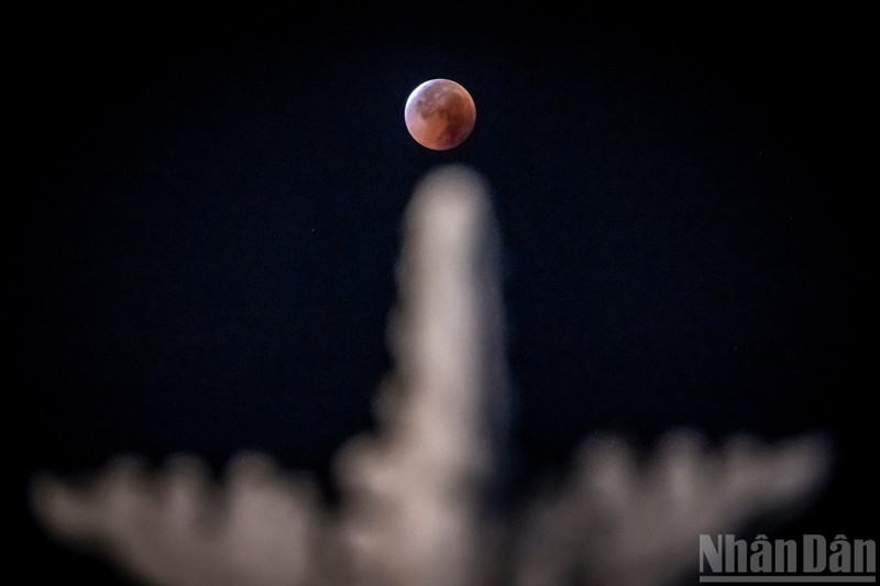 Admiring rare ‘Blood Moon’ lunar eclipse in Ha Noi sky 