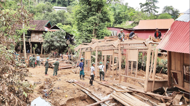 Armed forces assisting residents of Xieng Tam village, My Ly commune, in repairing homes and rebuilding their lives following the catastrophic floods in July.