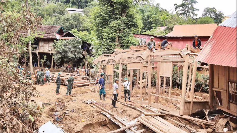 Armed forces assisting residents of Xieng Tam village, My Ly commune, in repairing homes and rebuilding their lives following the catastrophic floods in July.