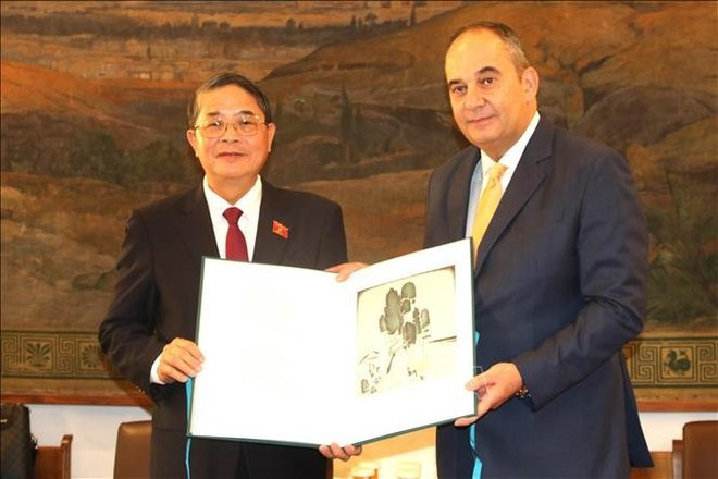 Vice Chairman of the National Assembly Nguyen Duc Hai (L) and First Vice-President of the Hellenic Parliament of Greece Ioannis Plakiotakis. (Photo: VNA)