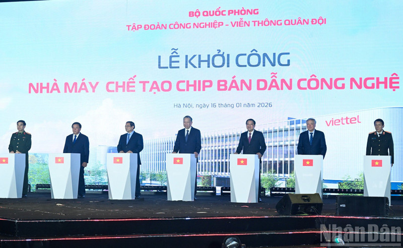 Party General Secretary To Lam (C) and Prime Minister Pham Minh Chinh (third from left) and other delegates break ground Viet Nam’s first semiconductor chip manufacturing plant (Photo: NDO)