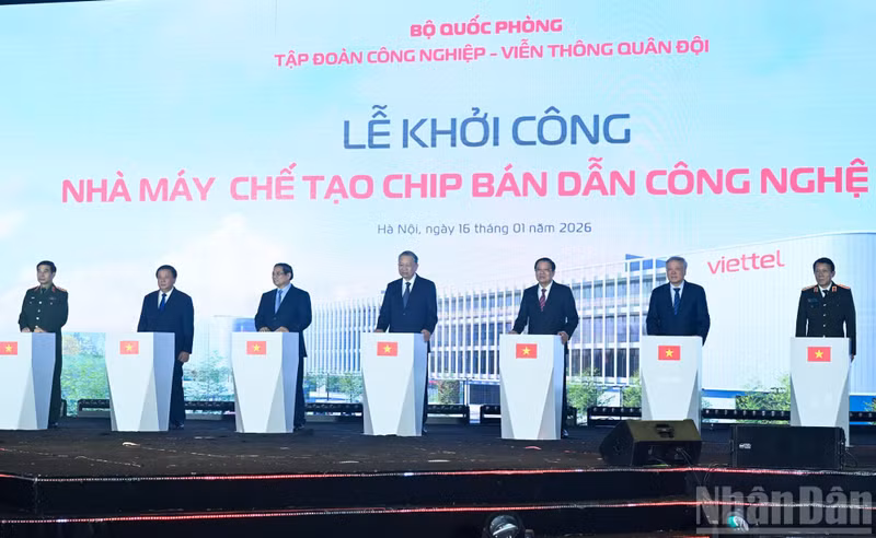 Party General Secretary To Lam (C) and Prime Minister Pham Minh Chinh (third from left) and other delegates break ground Viet Nam’s first semiconductor chip manufacturing plant (Photo: NDO)