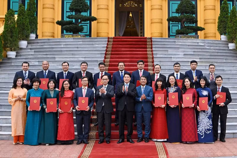 State President Luong Cuong, leaders of the Ministry of Foreign Affairs, and the newly appointed ambassadors at the ceremony on January 16 (Photo: NDO)