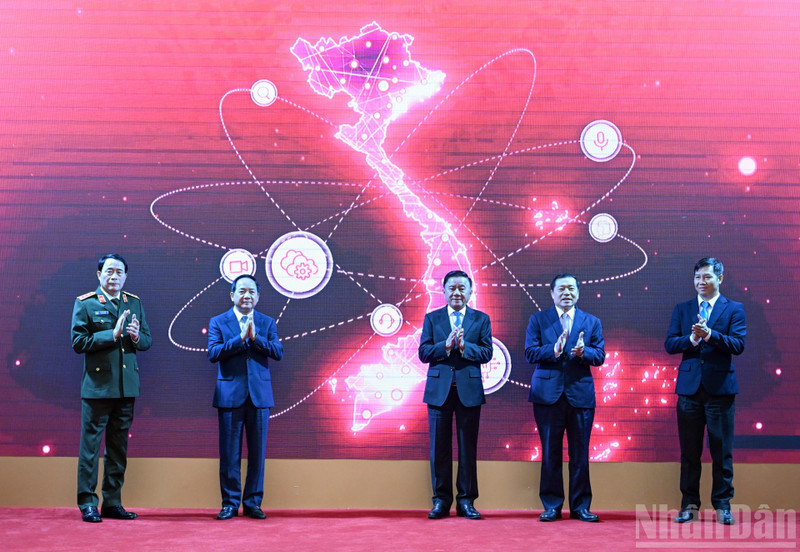 Delegates launch mobile application on information and education, and mass mobilisation affairs (TGDV) (Photo: NDO)