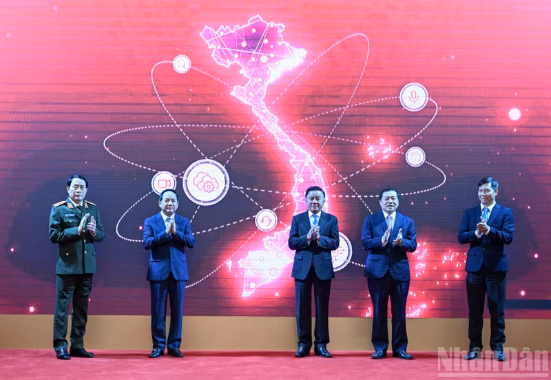 Delegates launch mobile application on information and education, and mass mobilisation affairs (TGDV) (Photo: NDO)