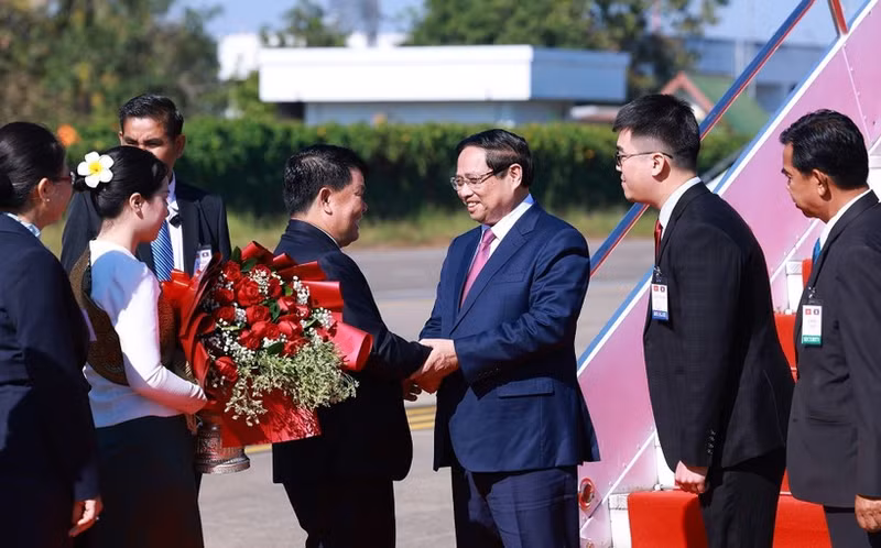 Prime Minister Pham Minh Chinh arrives in Vientiane on December 2 morning. (Photo: VNA)