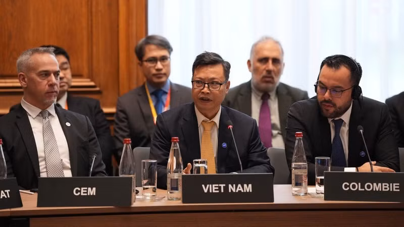 Vietnamese Ambassador to France Trinh Duc Hai (centre) speaks at the 2026 IEA Ministerial Meeting. (Photo published by VNA)