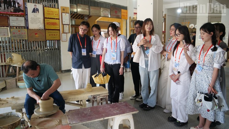 Delegates visit a ceramic production facility in Huamao Village, Zunyi City, Guizhou Province.