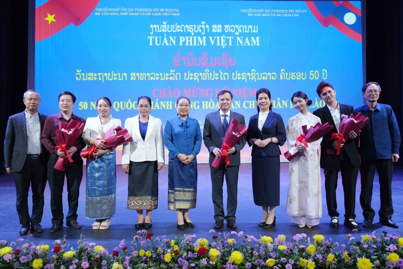 Vietnamese and Lao delegates take a group photo at the closing ceremony of Viet Nam Film Week in Vientiane (Photo: VNA)