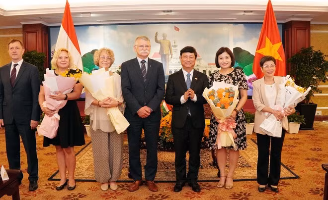 Vice Secretary of the Ho Chi Minh City Party Committee and Chairman of the municipal People’s Council Vo Van Minh (third from right) and Speaker of the Hungarian National Assembly László Kövér (fourth from left) (Photo: VNA)